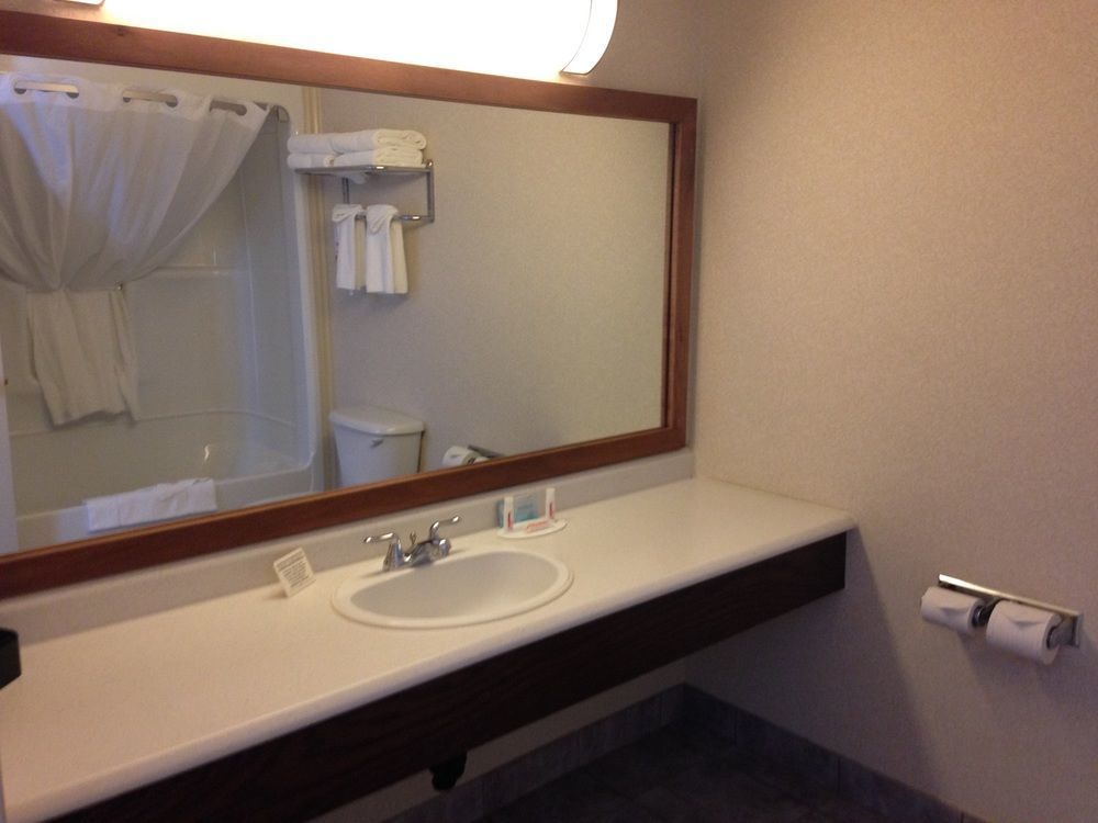 Quality Inn & Suites Cornwall Exterior foto
