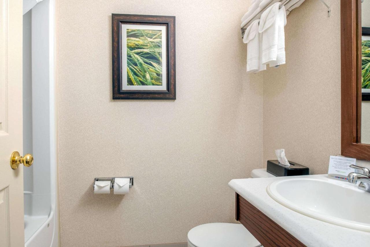 Quality Inn & Suites Cornwall Exterior foto
